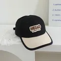Detalle de gorra infantil con bordado HELLO y visera en contraste de color - 50-54cm / Negro