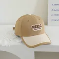 Detalle del bordado HELLO happiness en la gorra de béisbol de algodón infantil - 50-54cm / Caqui claro