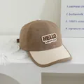 Detalle del bordado HELLO happiness en gorra de béisbol marrón y crema - 50-54cm / Caqui oscuro