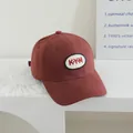 Klassische dunkelrote Baumwoll-Baseballkappe für Kinder mit KYM-Stickerei und gebogenem Schirm - Universalmodell für Kinder / Weinrot