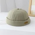 Dettaglio del cappello miki kaki con logo in metallo dorato e trama in twill di cotone - 50-52cm / Verde chiaro