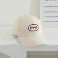 Verstellbare beige Baumwoll Baseballkappe mit rotem KYM Stickerei und gebogenem Schirm - Universalmodell für Kinder / Beige