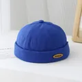 Dettaglio del cappello in cotone blu reale con una placca metallica dorata di qualità - 50-52cm / Blu zaffiro