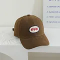Dunkelbraune Kinder-Baseballkappe mit weißem KYM-Stickereiaufnäher und gebogenem Schirm - Universalmodell für Kinder / Braun