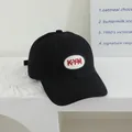 Klassische schwarze Kinder-Baseballkappe mit roter KYM-Stickerei auf weißem Patch - Universalmodell für Kinder / Schwarz