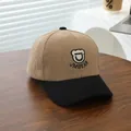 Gros plan détaillé sur la texture du velours et la broderie ours d'une casquette enfant - 50-54cm(3-8 ans) / Khaki Foncé
