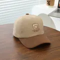 Détail d'une casquette en velours côtelé avec broderie ours sur un bureau en bois - 50-54cm(3-8 ans) / Kaki clair