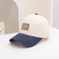 Detail van de gestikte leren patch op de tweekleurige baseballpet voor kinderen - Kinderen 2-6 jaar oud ca. 50-52CM / Beige/Donkerblauw