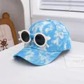 Detail van blauw-witte tie-dye kinderhonkbalpet met decoratieve ronde zonnebril - 48-52cm (2-6 Jaar) / Hemelsblauw