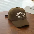 Dettaglio del ricamo 3D bianco su un cappellino da baseball marrone scuro per bambini - Bambini (3-8 anni) / caffè