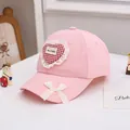 Casquette rose pour enfants avec écusson coeur en dentelle et noeud blanc fille - 48-52cm / Rose
