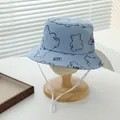 Dettaglio cappello sole neonato azzurro in cotone con stampa orso e cordino antivento - 50-52cm / Blu