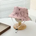Dettaglio di un cappello da sole rosa in cotone per neonati con orsetti e cinturino regolabile - 50-52cm / Rosa chiaro