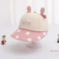 Dettaglio cappello sole neonato con orecchie 3D, tesa a pois e ricamo CUTE carino - Neonato (1-3 Anni) / CUTE Rosa