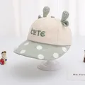 Dettaglio cappello sole bimbo con orecchie buffe e ricamo Cute di colore verde - Neonato (1-3 Anni) / CUTE Verde Chiaro