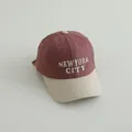 Gedetailleerd borduursel van de tekst NEW YORK CITY op een tweekleurige kinderpet - Kinderen 3-8 Jaar (50-54CM) / koffiekleur