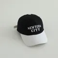Detail van wit New York City borduursel op een zwart-witte katoenen honkbalpet - Kinderen 3-8 Jaar (50-54CM) / Zwart