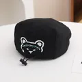 Dettaglio cappello nero per bambini con ricamo orsetto lucky e cordoncino di regolazione - Taglia Bambino Piccolo / Nero