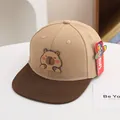 Kinderhonkbalpet met kaki en bruin kleurblok en cartoon capibara-patch op de voorkant - Lichtkoffie