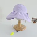 Dettaglio del cappello da sole per bambine in tessuto jacquard lavanda con fischietto - Taglia per Bambini / Viola (Con Fischietto E Borsa Coordinata)