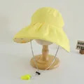 Dettaglio cappello sole bimbi giallo con trama ondulata e cinturino di sicurezza - Taglia per Bambini / Giallo (Con Fischietto E Borsa Coordinata)