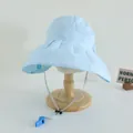 Detailansicht eines hellblauen Sonnenhutes mit 3D-Struktur und winddichtem Pfeifenseil - Kindergröße / Himmelblau (Mit Pfeife Und Passender Tasche)