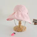 Dettaglio del cappello da sole rosa con trama jacquard e sottogola regolabile con fischietto - Taglia per Bambini / Rosa (Con Fischietto E Borsa Coordinata)