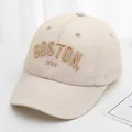 Detail van het BOSTON 1630 borduursel op de beige mesh honkbalpet voor kinderen - 48-52cm / Khaki