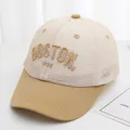 Detail van BOSTON 1836 borduursel op de beige en khaki mesh truckerpet voor kids - 48-52cm / Lichtkoffie