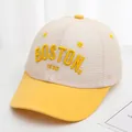 Detail van ademende mesh baseballpet met gele Boston 1830 borduring - 48-52cm / Geel