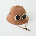 Brauner Kinder-Fischerhut mit dekorativer Sonnenbrille und verstellbarem Kinnriemen - Hellkaffee