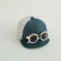 Detailaufnahme der dunkelgrünen Baby-Baseballkappe mit Mesh-Rückseite und Deko-Sonnenbrille - Dunkelgrün