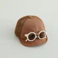 Detailansicht der braunen Baby-Netzkappe mit lustiger Sonnenbrille und Belüftung - Kaffeebraun