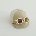 Detail der Baby-Baseballkappe mit dekorativer Sonnenbrille und atmungsaktivem Netzgewebe - Khaki