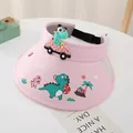 Dettaglio della visiera rosa per bambini con dinosauro 3D e cinturino regolabile - Bambini / Rosa