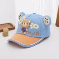 Detalle de gorra de malla para niños con aplique de oso de dibujos y bordado H.J.B - Estilo de Tela / Azul Cielo