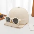Detalle de gorra de béisbol beige para bebé con gafas de sol redondas desmontables - Estilo Infantil / Beige