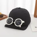 Detalle de gorra negra para niños con gafas de sol redondas blancas decorativas en la parte superior - Estilo Infantil / Negro