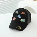 Dettaglio dei ricami di auto a cartoni animati su un cappellino da baseball nero bimbo - Bambini dai 2 ai 6 anni / Nero