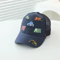 Détail de la casquette filet enfant bleu marine avec broderies de voitures colorées - Enfants de 2 à 6 ans / Bleu marine
