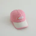Primer plano de gorra de béisbol para niños con bordado vintage y diseño bicolor - Niños 2-7 Años / Rosa