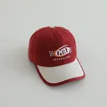 Detalle de gorra de béisbol de algodón envejecido con números bordados y visera bicolor - Niños 2-7 Años / Granate
