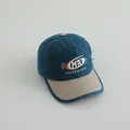 Detalle de gorra infantil con diseño en azul y beige con bordado tridimensional de alta calidad - Niños 2-7 Años / Verde Oscuro