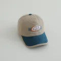 Detalle de gorra vintage para niños con bordado de logotipos NUMBER y MBP desgastado - Niños 2-7 Años / Caqui
