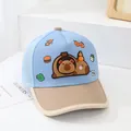 Dettaglio del cappello da bambino con patch capibara e rete traspirante blu e beige - 50-52CM / Celeste