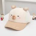 Dettaglio del cappellino a rete per neonati con orecchie di peluche e ricamo sul bordo - 50-52CM / Cachi
