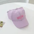Dettaglio del ricamo rosa BOSTON 1630 su un cappellino viola chiaro ad asciugatura rapida - Taglia Regolabile Bambini / Viola