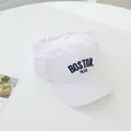 Dettaglio del ricamo Boston 1630 su un cappellino da baseball bianco in cotone - Taglia Regolabile Bambini / Bianco