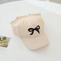 Dettaglio cappello parasole beige con fiocco nero ricamato e tesa larga cucita - 2-6 Anni (48-53CM) / Beige