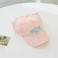 Dettaglio del cappellino rosa ad asciugatura rapida con ricamo 3D blu BOSTON 1630 frontale - Taglia Regolabile Bambini / Rosa